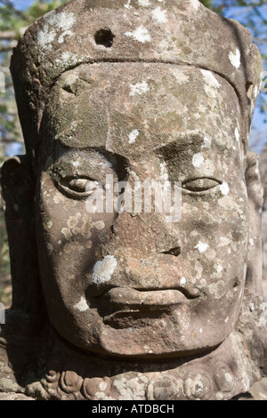Testa di pietra arenaria di dettaglio Causeway Angkor Wat Cambogia Foto Stock