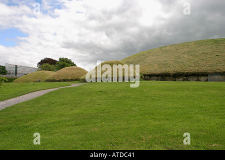 Il grande tumulo e satellite tombe e Knowth in Irlanda Foto Stock