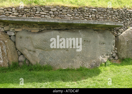 Il tumulo di principale e di frenare le pietre a Knowth in Irlanda Foto Stock