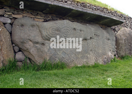 Il tumulo di principale e di frenare le pietre a Knowth in Irlanda Foto Stock