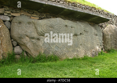 Il tumulo di principale e di frenare le pietre a Knowth in Irlanda Foto Stock