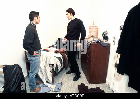 Francese uomini adolescenti coinquilini ragazzi che discutono in camera da letto, una asiatica, una caucasica, persone ristrette all'interno della casa "Flat Share" appartamento condiviso, studenti Foto Stock