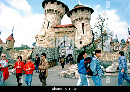 Parigi, Francia, turisti adolescenti che lasciano l'ingresso al tema 'Parc Asterix', parco divertimenti, scopri insoliti, famiglia bambini genitori europa Foto Stock
