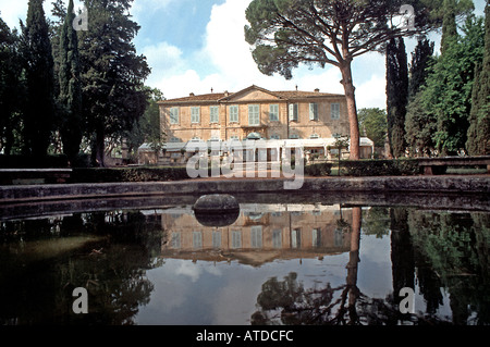 Montpelier Francia, 'Castello di Mogeau' Monumento edificio sullo Stagno in Languedc Paesaggio, castello francese Foto Stock