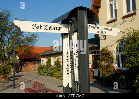 Segno nostalgico alla stazione ferroviaria Kuehlungsborn West, Kuehlungsborn, la Pomerania Occidentale, Germania Foto Stock