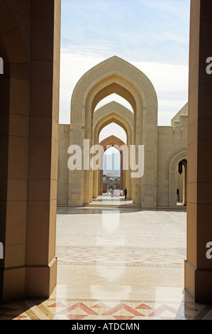 Aprire lo sportello con arcate al di là in Sultan Qaboos Grande Moschea Muscat Oman Foto Stock