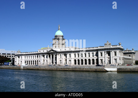 Il Custom House sulle rive del fiume Liffey a Dublino Irlanda Foto Stock