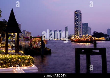 Sera oltre il Fiume Chao Phraya dall'Oriental Hotel Bangkok in Thailandia del sud-est asiatico Foto Stock