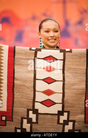 Indiano Navajo donna visualizza un Navajo rug Gallup Inter Tribal Indian Ceremonial Gallup New Mexico Foto Stock