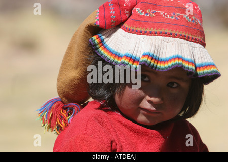 Un giovane bambino peruviano sulla isola di Taquile Peru Foto Stock