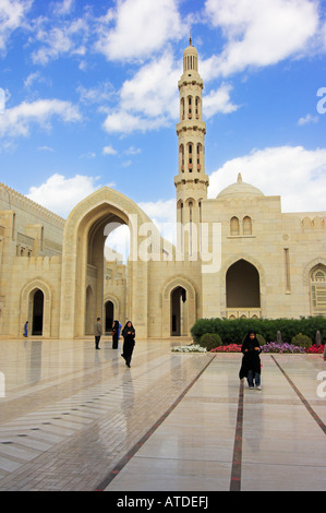 Arcate e minareto principale all'interno di Sultan Qaboos Grande Moschea Muscat Oman Foto Stock