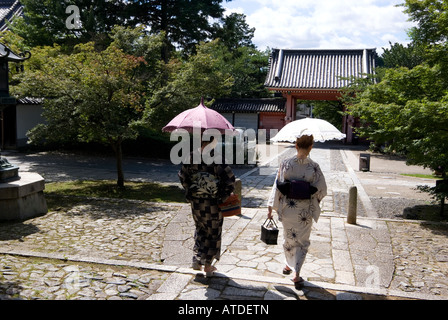 Due donne in kimono a piedi Foto Stock