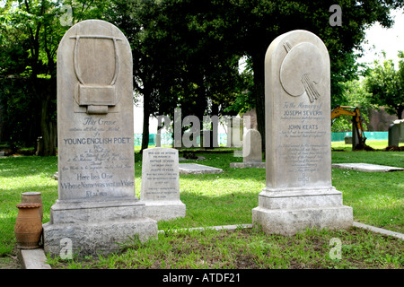 Tomba di John Keats e il suo amico Joseph Severn nel cimitero protestante di Roma Italia Foto Stock