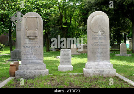 Tomba di John Keats e il suo amico Joseph Severn nel cimitero protestante di Roma Italia Foto Stock