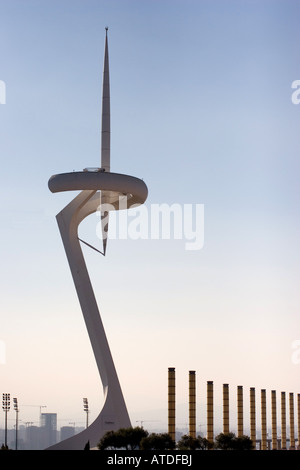 Torre di telecomunicazioni Torre Telefónica sulla montagna Montjuic a Barcellona Foto Stock