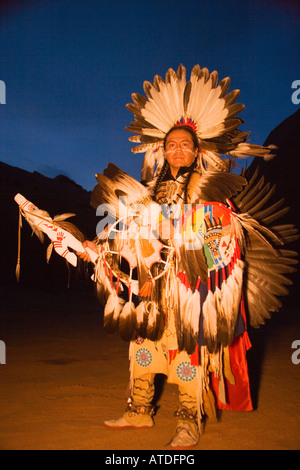 Nativi americani ballerino powwow in piena tradizionale regalia al crepuscolo Gallup Inter Tribal Indian Ceremonial Callup New Mexico Foto Stock