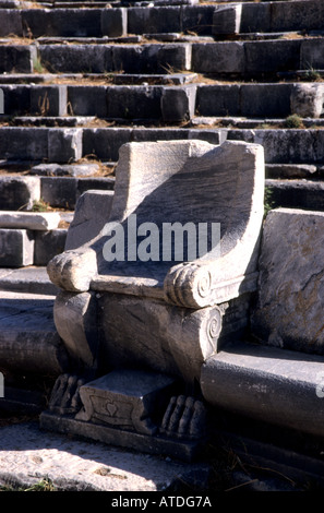Monumentali fondamenta in pietra e colonne corinzie ricostruite del Tempio Romano di Traiano presso l'acropoli di Pergamo a Bergama in Turchia Foto Stock