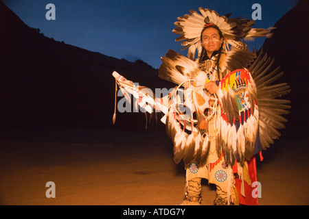 Nativi americani ballerino powwow vestita in un tradizionale regalia al crepuscolo Gallup Inter Tribal Indian Ceremonial Gallup New Mexico Foto Stock