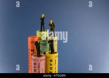 Le figure sulla moneta in euro di pile Foto Stock