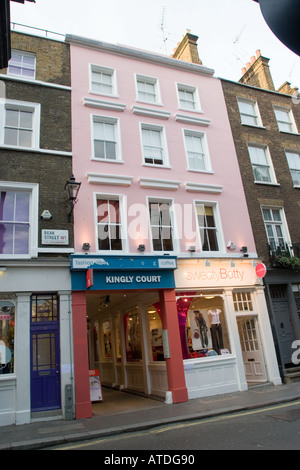 Ingresso alla Corte Regale e dipinto di rosa shop e palazzo vicino Carnaby Street, Londra Foto Stock