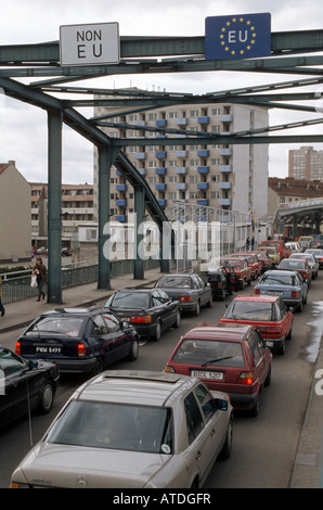 Una coda di auto su un ponte al confine fra Germania e Polonia a Francoforte sull'Oder Foto Stock