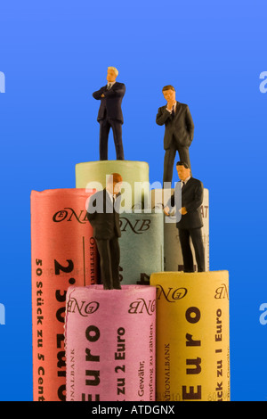Le figure sulla moneta in euro di pile Foto Stock