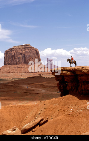 AZ Monument Valley Bruce nativo americano Indiano Navajo su un bluff modello rilasciato proprietà cavallo rilasciato cowboy a cavallo Foto Stock