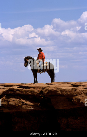 AZ Monument Valley Bruce nativo americano Indiano Navajo su un bluff modello rilasciato proprietà cavallo rilasciato cowboy a cavallo Foto Stock