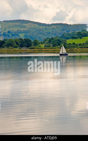 Barca a vela sul lago Bala nel Galles del Nord Foto Stock