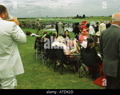 Racegoers al Signore giorno, corse di Newmarket, Inghilterra Foto Stock