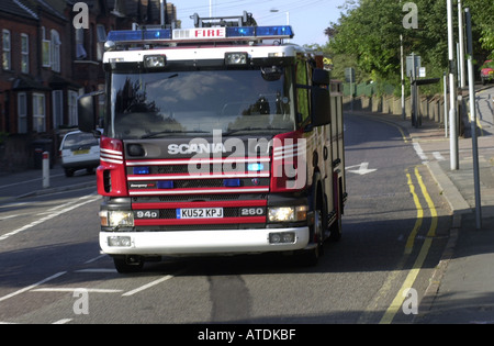 Motore Fire accelerando attraverso le strade di Luton Bedfordshire Regno Unito. Fotografia di Ian miglia. 07870 597313 Foto Stock