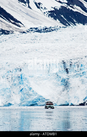 Tour in Barca Klondike esprimere di fronte a sorpresa sul ghiacciaio di Prince William Sound Alaska Foto Stock