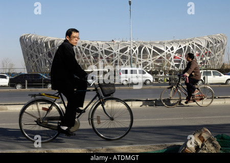 I ciclisti cinese passato lo stadio nazionale per i Giochi Olimpici di Pechino 2008 27-Feb-2008 Foto Stock