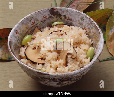 Riso al vapore con funghi matsutake Foto Stock