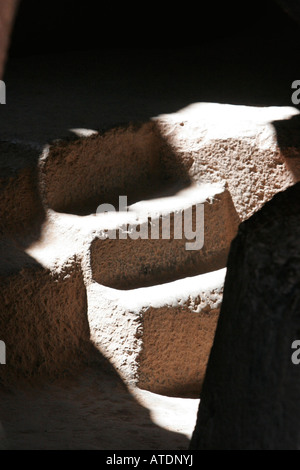 La luce del sole splende su scale embedded e costruito all'interno di rovine Inca vicino a Cusco Peru Foto Stock