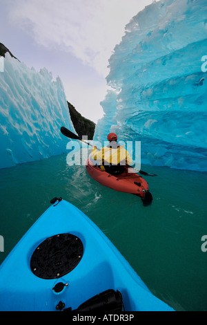 Esplorazione di un iceberg dal kayak da mare in Tracy braccio Alaska Oceano Pacifico Foto Stock