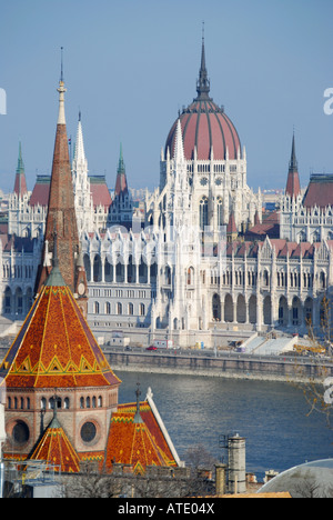 Vista del Parlamento e Danubio dal Bastione del Pescatore, il quartiere del Castello di Buda, Budapest, Repubblica di Ungheria Foto Stock