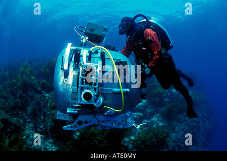 Cameraman utilizzare le ultime novità in fatto di high tech misti di ricircolo dei gas di tecnologia per film di fauna marina California Oceano Pacifico Foto Stock