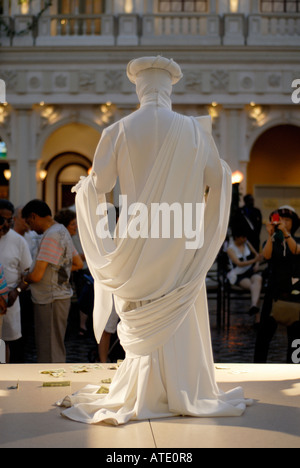 Statua vivente esegue di fronte ai turisti il Venetian Resort Hotel Casino Las Vegas Nevada USA Foto Stock