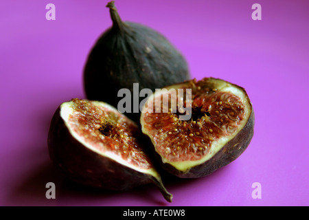 Le figure tagliate e non tagliato su un sfondo rosa buona wource di flavonoidi e polyphenois antiossidante. Foto Stock