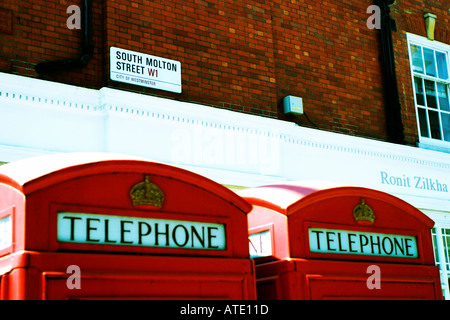 Due cabine telefoniche in South Molton Street a Londra Inghilterra Foto Stock