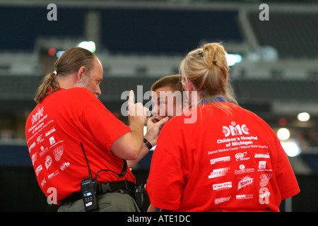 Un trainer verifica la presenza di un pregiudizio durante il concorso di wrestling nell'AAU Junior Olympics a Detroit Foto Stock