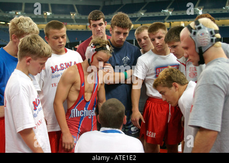 Un pullman parla di un team di wrestling durante l'AAU Junior Olympics a Detroit Foto Stock