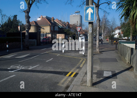 Segnaletica stradale e moderazione del traffico in una strada suburbana Foto Stock