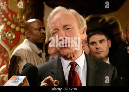 Sen Joe Lieberman parla ai giornalisti dopo un dibattito democratico di candidati presidenziali Foto Stock