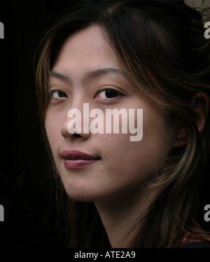 Dark coreano bellezza asiatica immagine di donna sorridente guardando teh fotocamera Foto Stock