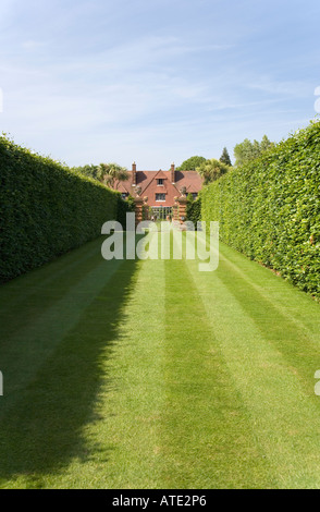 Striped Prato con copertura che conduce alla casa di grandi dimensioni Foto Stock
