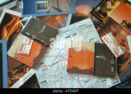 Montaggio di Parigi i turisti le quote e di estremità comprendenti la metro railway mappa percorso cartoline e biglietti del treno Foto Stock