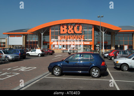 Londra home counties autovetture e furgoni parcheggiati fuori B Q magazzino DIY store aperto al commercio clienti pubblici Foto Stock