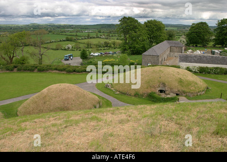 Tombe satelliti attorno alla grande tumulo di Knowth in Irlanda Foto Stock